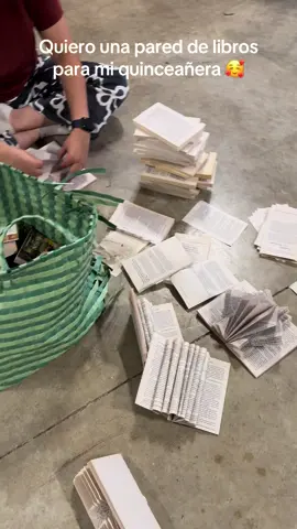 Quiero una pared de libros para mi quinceañera. Y que estamos haciendo? Una pared de libros.📖 lo hemos hecho antes? Nooo, lo vamos a intentar? Claro que si!! #beautyandthebeast  #quinceañera  #misquince #galaeventcenter #bookwall 