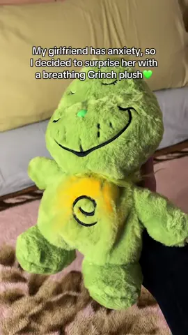 I hope she feels better with this Grinch plush💚 #grinch #plush #antistress #breathingplush #couplegifts With this breathing Grinch plush, l've been able to overcome moments of anxiety, stress, loneliness, and even heartbreak. This little plush breathes softly beside me, making me feel safe and never alone. It's become my daily companion - its gentle breathing, the soothing light on its belly, and the calm lullabies make me feel warm and peaceful every time I'm in bed. Perfect for anyone who just needs a comforting hug. 💚