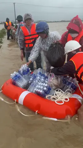 Tiếp nước và đồ ăn đồ dùng cho bà con lụt sâu