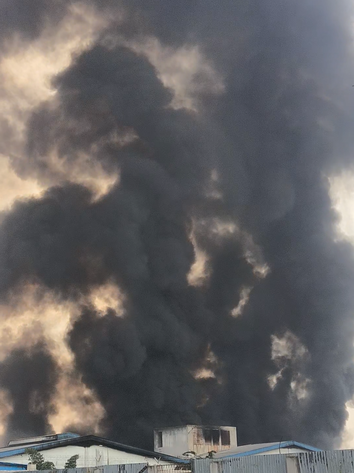 kebakaran pagi ini PT TAK Textiles Indonesia 🔥🔥 #cikarang #kebakaran #fyp #buruhpabrik 