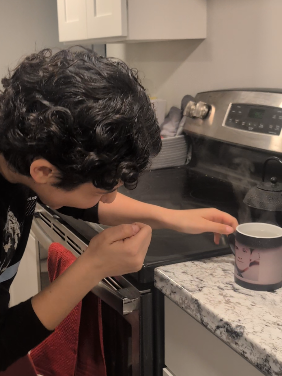 @𝓜𝓸𝓸𝓷 🌙 | Yes, I had the song queued up on my phone so they had the full experience | #joshhutcherson #whistle #ooc #meme 