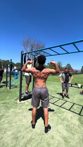 Calithenics in school once again🤷🏽14yro btw #fyp #calithenics#backmuslces #school#eis