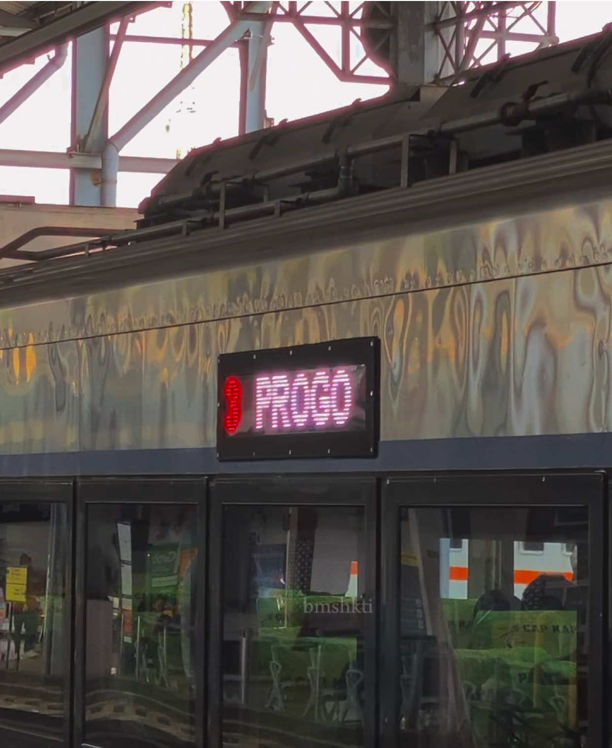 Di Kereta Progo semua orang bahagia