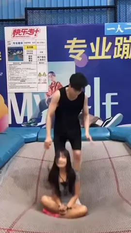 音乐一响，熟悉的旋律，熟悉的背影，熟悉的地方曾经你是否也这样经历过？#tiktok🔥🔥🔥 #skating #蹦床公主抱 #快乐就是这么简单 #玩的就是心跳