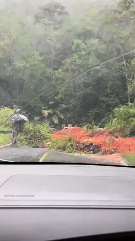 Para Pengguna Jalan Harap Berhati2, hujan, banjir dan longsor. Jalan Sibolga ke Silangit Lumpuh karena Longsor di beberapa titik. Ini masih di bonandolok-Aek Raisan #🙏🙏🙏