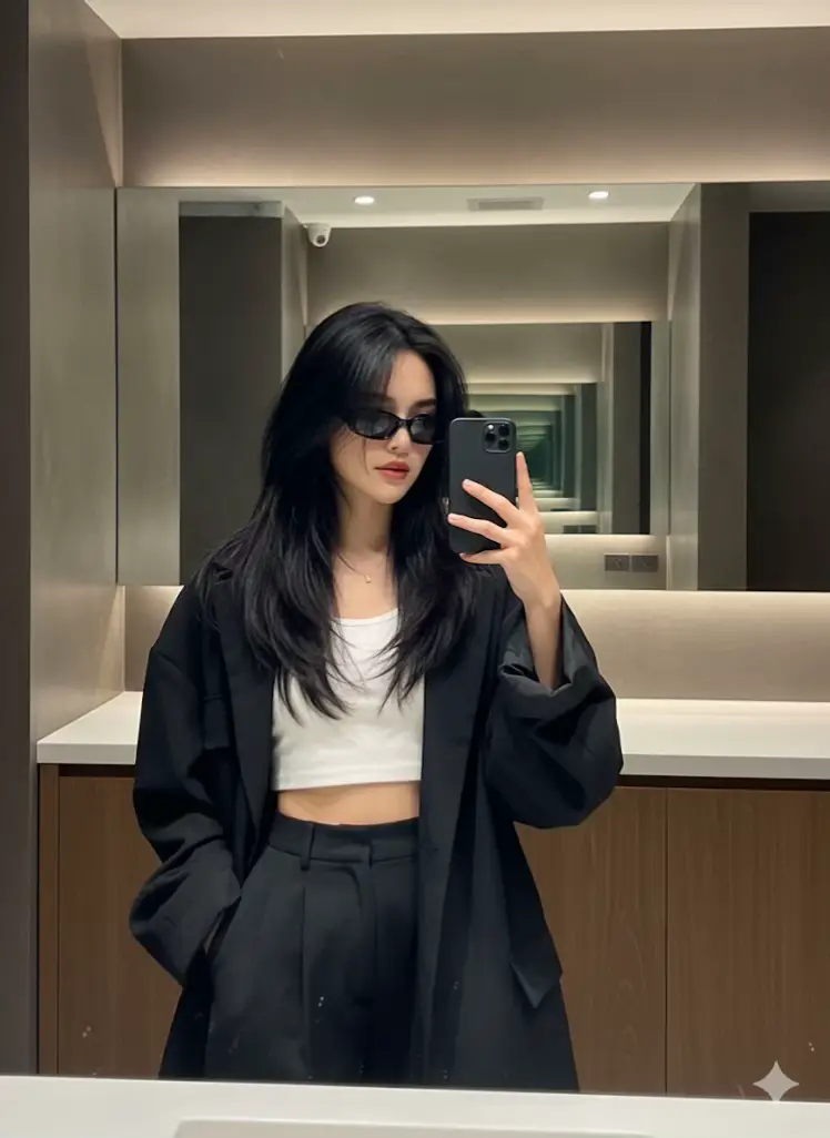 Prompt : สร้างภาพเหมือนต้นฉบับที่เเนบไป 100% ไม่เปลี่ยนแปลงใช้รูปภาพที่แนบไว้ สร้างภาพแนวสตรีทสไตล์ที่ดูเท่และมีเอกลักษณ์ โดยเป็นภาพถ่ายหน้ากระจก (mirror shot) โทนภาพให้ดูเท่แบบแฟชั่นสตรีท ตัวแบบมีผมยาวมากสีดำตัดทรงผีเสื้อ