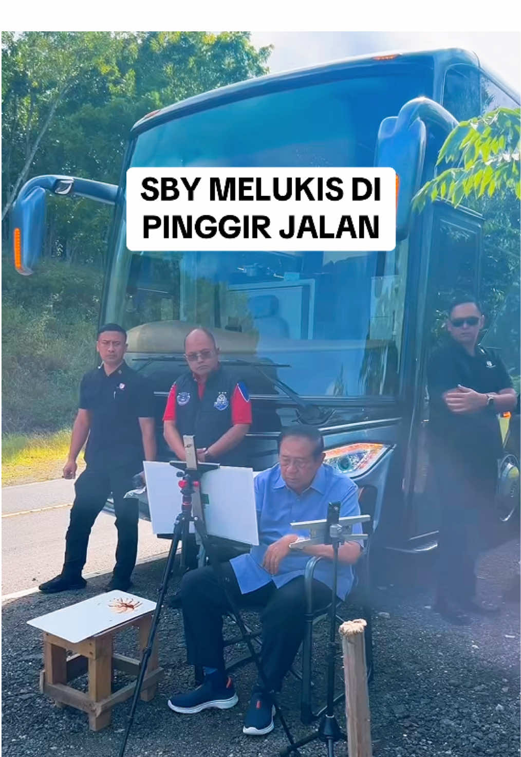 Dalam perjalanan menuju Pacitan Pak SBY berhenti sejenak di warung pinggir jalan untuk menikmati kelapa muda dan melukis di pinggir jalan depan warung kelapa muda #presiden #sby #painting #umkm #traveling