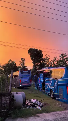 nyore with view + bus emang se syahdu itu😉 #belviatrans #setiausaha #krisnatrans #kusumajaya #sunset 