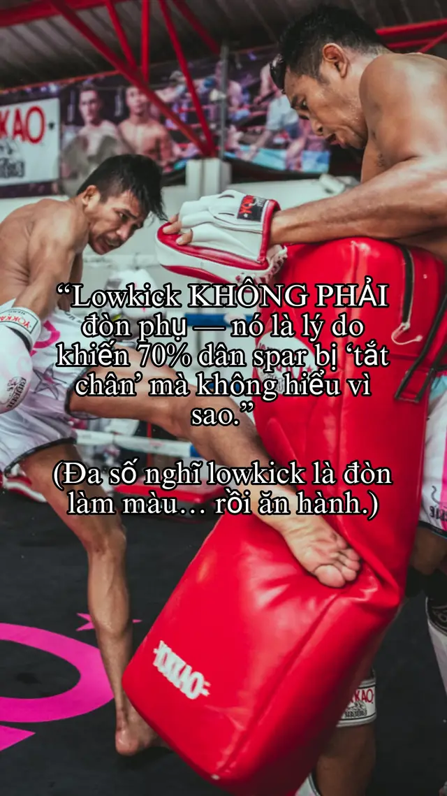 ĐÒN LOWKICK SẼ XƠI TÁI ĐÔI CHÂN CỦA BẠN NHƯ THẾ NÀO? Có những bài học trong võ thuật… bạn không thể học từ sách, không thể học từ video. Bạn chỉ học được khi cái đùi của bạn sưng tím, và tâm trí bạn buộc phải tỉnh lại. Tôi từng trải qua một bài học như thế. Hơn một năm trước, tôi spar với một người anh – một trong những võ sĩ MMA hàng đầu Việt Nam thời điểm đó. Anh ấy không to. Không nhanh. Không có thứ gì “dọa người”. Nhưng lowkick của anh thì không trật một cú. Đá là dính. Dính là đau. Đúng kiểu chiến binh hiểu rất rõ từng centimet trên đùi đối thủ. Hiệp 1, anh chủ động nhường thế. Cho tôi áp lực. Cho tôi ép góc. Cho tôi tưởng mình đang dẫn nhịp. Nhưng chỉ cần 3 phút… anh tỉa một vị trí duy nhất: phần ngoài đùi – điểm chết của stance boxing. Lần 1: nhói nhẹ. Lần 3: chân tê. Lần 6: chân nặng như bê tông. Lần 10: tôi đứng chậm lại đúng 1 nhịp. Và chỉ cần chậm… 1 nhịp. Trong sparring, thế là đủ để bạn “ngã” về mặt chiến thuật. VÌ SAO LOWKICK NGUY HIỂM? (Giải thích theo khoa học thể thao) Lowkick không chỉ là “đá đau”. Nó là một bài toán giải phẫu học – thần kinh học – và nhịp độ chiến đấu. 1️⃣ Cơ đùi ngoài (Vastus Lateralis) → Bị tác động liên tục → cơ mất sức co → chân mất trụ. 2️⃣ Dây thần kinh peroneal → Trúng đúng điểm → bàn chân tê cứng, không nghe lệnh. 3️⃣ Micro-trauma tích lũy → Mỗi cú đá = 1 tổn thương nhỏ. → Nhiều cú đá = một bên chân… tắt nguồn hoàn toàn. Nhiều võ sĩ pro gục trận không phải vì bị knock-out. Họ thua vì không còn chân để đứng đúng vị trí. LÀM GÌ KHI CỨ BỊ TỈA LOWKICK? Đây là 5 kỹ năng thực chiến tôi học được — bằng chính cái đùi sưng tím của mình. 1️⃣ ĐỪNG ĐỨNG IM – THAY ĐỔI GÓC NGAY Khi bạn đứng yên → bạn trở thành mục tiêu cố định. Lowkick chỉ cần đi thẳng đến đúng nơi nó phải đến. Xoay góc 15–30 độ bằng các kỹ thuật: lateral step pivot quick switch stance Thay đổi góc = thay đổi vận mệnh trong pha giao đòn. 2️⃣ CHECK ĐÚNG KỸ THUẬT – ĐỂ XƯƠNG ỐNG LÊN TIẾNG Check không phải “nhấc chân cho vui”. Check là dồn lực vào xương ống. Để đối thủ đá vào thứ cứng nhất trên chân bạn. Tôi luôn nói với học viên: “Check đúng → họ đau. Check sai → bạn học bài học đắt giá.” Chỉ cần check chuẩn một lần, người kia sẽ tự giảm 50% ý định đá tiếp. 3️⃣ JAB CẮT NHỊP – PHÁ Ý ĐỒ LOWKICK Người chuẩn bị đá lowkick thường: hạ tầm nhìn xoay hông chuyển trọng tâm vào chân trụ Bạn jab đúng thời điểm → ý đồ của họ bị cắt đứt trước khi lowkick kịp bật ra. Israel Adesanya đã vô hiệu hóa hàng loạt kicker… chỉ bằng nhịp jab. 4️⃣ BẮT NHỊP – & PHẢN ĐÒN THẲNG VÀO CHÂN TRỤ Nếu bạn đọc được nhịp lowkick → bạn nắm quyền kiểm soát. Bạn có thể: cross thẳng vào mặt teep vào bụng hoặc đá tạt chân trụ (scoop kick) Điều mỉa mai là: Những người tỉa lowkick nhiều lại chính là người dễ bị bắt nhịp nhất. 5️⃣ THAY ĐỔI STANCE – BUỘC HỌ PHẢI TÍNH LẠI TỪ ĐẦU Orthodox vs orthodox → lowkick trúng rất dễ. Switch sang southpaw → cả góc đá, khoảng cách, timing đều đổi. Nhiều võ sĩ MMA hiện đại đổi stance liên tục vì lý do này. KẾT LẠI – BÀI HỌC TỪ NGƯỜI THẦY THẬT SỰ: “ĐỨNG LÊN TỪ CÚ ĐÁ ĐẦU TIÊN” Sau những buổi tập mà chân tím đen, tôi hiểu một điều quan trọng: Không có lowkick vô lý. Chỉ có stance của bạn quá dễ đoán. Muốn không bị tỉa? Nhẹ hơn Tỉnh hơn Đổi nhịp nhanh hơn Kỷ luật hơn trong footwork Và nhất là… Đừng cắn răng chịu trận. Hãy thay đổi ngay từ cú lowkick đầu tiên. Vì võ thuật không chỉ dành cho người lì – võ thuật dành cho người biết thích nghi. #lowkick #muaythai #kickboxing #81warriorsfightclub #Huylam