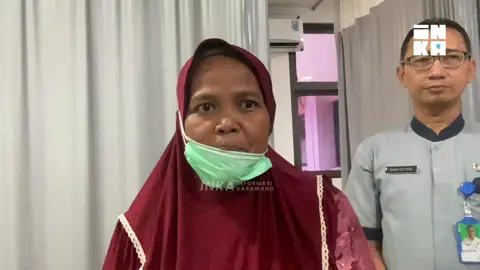 Seorang siswa kelas VIII SMP Negeri 2 Rawamerta, Karawang, berinisial S (14), menjadi korban perundungan karena alasan sepele. Ia diduga dib#lly dan dipuk#li oleh 11 temannya di toilet sekolah hanya karena tidak menyukai nasi yang dibawa dalam kegiatan tertentu. Akibat insiden tersebut, S kini harus menjalani perawatan intensif di RSUD Karawang. Korban disebut dibawa oleh para pelaku ke dalam toilet sebelum kemudian di4niaya secara bergiliran. Ia mengalami sakit pada punggung, tangan, paha, serta bagian perut. Kondisinya bahkan sempat memburuk hingga membuatnya tidak mampu berjalan karena cidera pada tulang ekor. Selain luka fisik, S juga mengalami trauma psikologis dan kini menjalani perawatan dari tenaga medis termasuk dokter psikologi rumah sakit. Pihak keluarga telah melaporkan kasus ini kepada kepolisian dan berharap penanganan dilakukan sesuai hukum meskipun para pelaku masih di bawah umur. Laporan juga telah disampaikan kepada pihak sekolah agar langkah penanganan internal bisa segera dilakukan. Kasus dugaan perundungan ini kini dalam proses penyelidikan lebih lanjut oleh pihak berwenang.