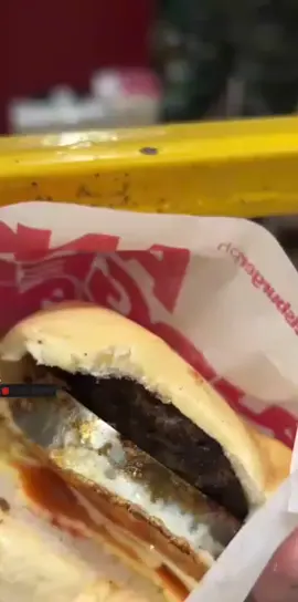 si ko malaman Kong maiinis Ako or matatawa sa burger palaman bakal