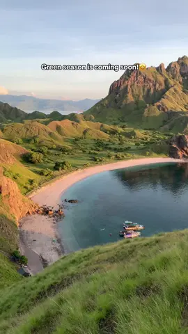 Yakali gabooking untuk green season yang secakeup ini🫣🤩  Cus booking ga sih untuk green season🫵🏻🤩  Once you know the time you want to go, you can check the itinerary below ;  • One day Trip : Every day !  • Open Trip 2D1N : Every Monday - Tuesday, Wednesday - Thursday, Saturday - Sunday ! • Open Trip 3D2N : Every Monday - Wednesday , Friday - Sunday !  • Private Trip : You can choose your date !  -WhatsApp (+62) 821-8480-4917 - Instagram @sailinflores.id  #labuanbajo #nttpride🏝🔥 #padarisland 