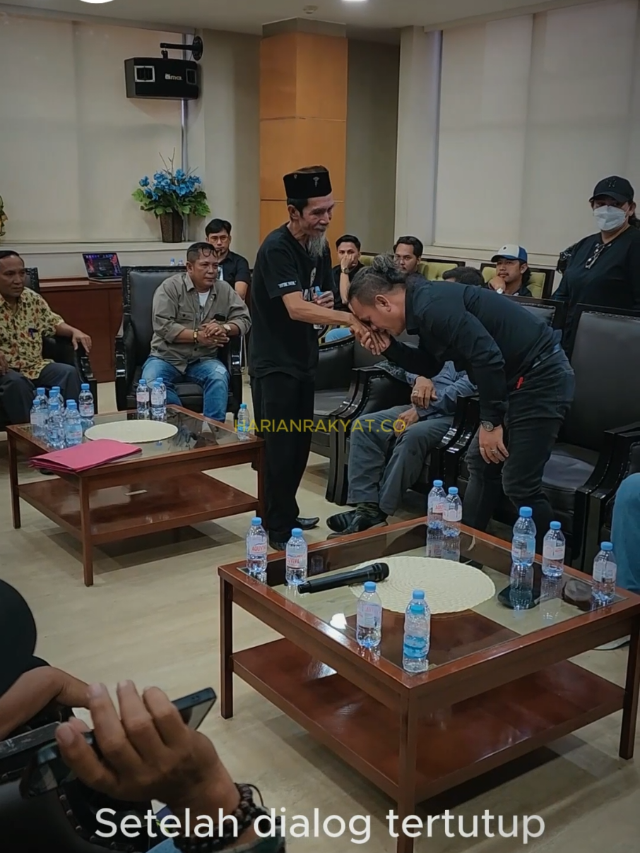 Ratusan massa berbondong-bondong mendatangi Kantor Bupati Kabupaten Kutai Kartanegara (Kukar) menggunakan sejumlah mobil bak terbuka, dan truck yang berisi pengeras suara, serta spanduk aspirasi. Para demonstran yang tergabung dalam Aliansi Peduli Kukar tersebut menolak kehadiran artis Ibu Kota pada acara Tingkilan Fest 2025 ditengah situasi efisiensi anggaran. Beberapa orang dari Aliansi tersebut melakukan orasi untuk menyampaikan aspirasi yang mereka bawa, di hadapan pejabat Pemkab Kukar, dan petinggi dinas terkait. Asisten II Bidang Ekonomi dan Pembangunan Sekretariat Daerah Kabupaten Kukar Ahyani Fadianur Diani, yang didampingi Plt. Kadis Pariwisata Arianto, menyambut baik kedatangan massa aksi tersebut, pada Kamis (20/11/2025). Selengkapnya : https://harianrakyat.co/pemkab-kukar-dukung-pegiat-seni-dan-budaya-lokal/ #pegiatseni  #kukar  #harianrakyat  #pemkab 