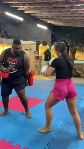 Hoje eu estava mais devagar, o pulso bem dolorido, mas a manopla nunca pode faltar #lutafemenina #kickboxing #muaythai 
