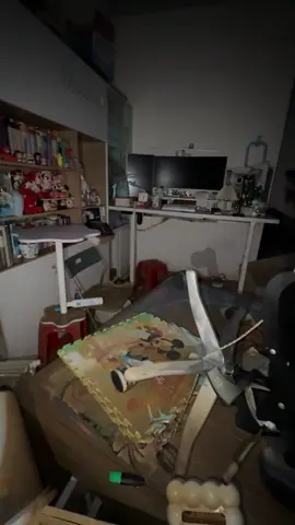 Bàn nâg hạ gánh còng lưng bộ pc 😭 bấm mức cao nhất rồi mà nước lên tới ngang mặt bàn. Giờ ko dám mở hay làm gì luôn, nhà cửa chỗ ngủ dọn mãi chưa xong 😔 #lụt #tâynhatrang #nhatrang #pc #2025 