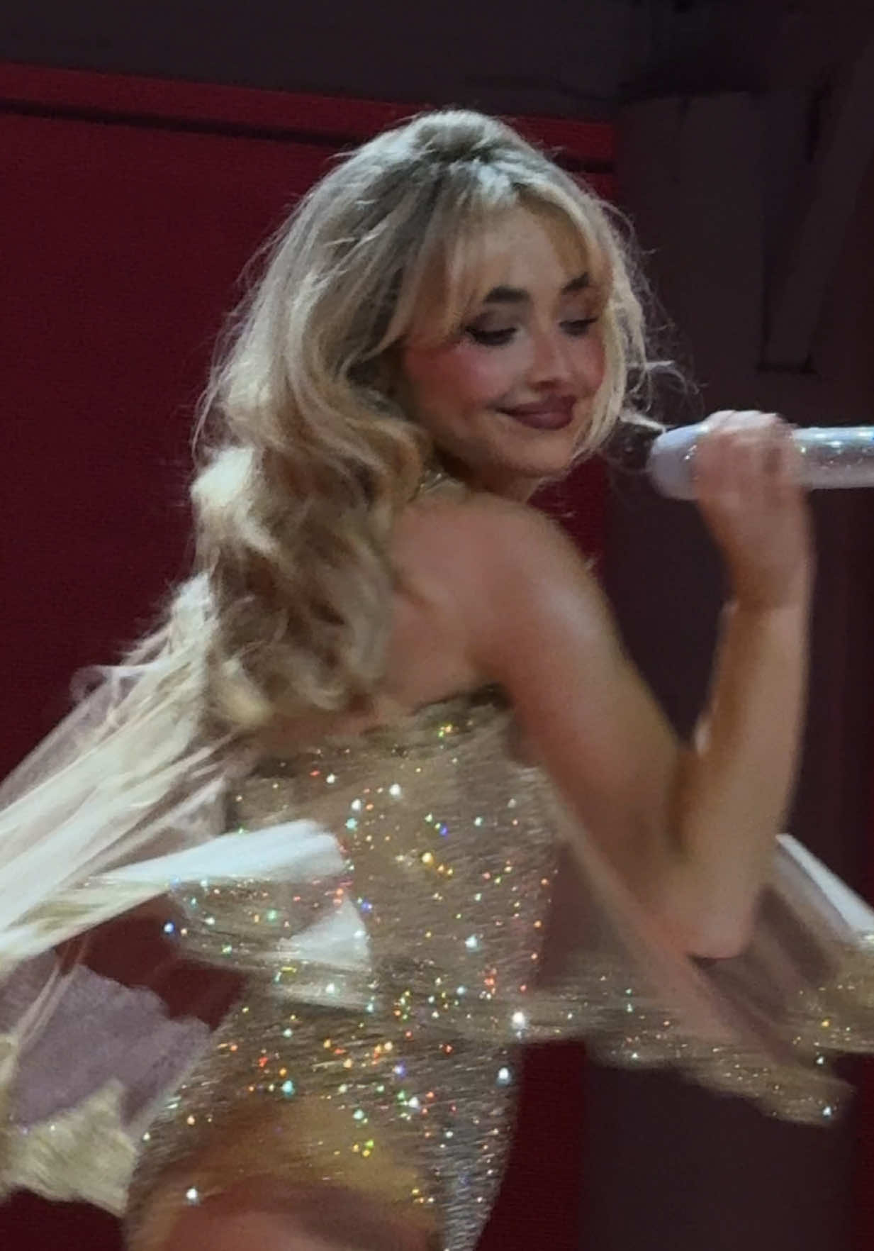 the sparkles are so pretty #sabrinacarpenter #shortnsweettour #shortnsweet #emailsicantsend #mansbestfriend 