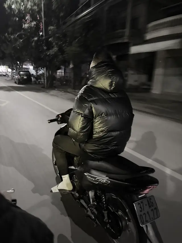 Nắng bỏ đi,nắng không về nữa.Dốc cạn lòng chỉ thấy những cơn mưa.