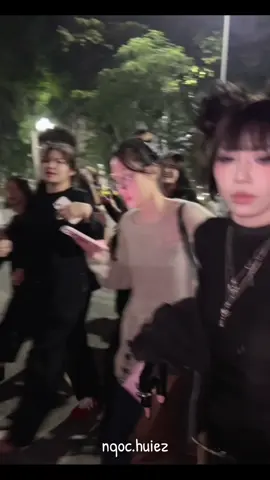 Cổ ấy bắn tiếng quê với tôi “ Dứa vá “ . Sao mà đáng yêu quá vậy Linh ơi. Hẹn gặp Linh SG nhé. Love U 🙆🏻‍♀️🖤 #xuhuong #LYHAN #LYHANTâmLinh @LYHAN 