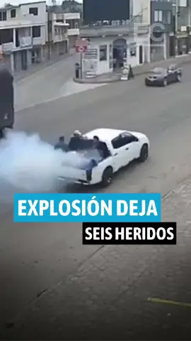 El secuestro de 303 estudiantes y 12 profesores de la Escuela Católica St. Mary’s en Papiri, estado de Níger, ha encendido nuevamente las alarmas sobre la inseguridad en el norte de Nigeria. El ataque ocurrió la madrugada del 22 de noviembre de 2025 y forma parte de una preocupante ola de violencia en centros educativos. Las autoridades confirmaron que 50 alumnos lograron escapar entre el domingo 25 de noviembre de 2025, pero 253 estudiantes y 12 docentes siguen en manos de los atacantes. El Gobierno ordenó el cierre de 41 internados en zonas vulnerables mientras continúan los operativos de búsqueda y rescate. Organismos y organizaciones locales advierten que la crisis de seguridad afecta especialmente a escuelas: solo el 37% de los centros en zonas de conflicto cuenta con sistemas de alerta temprana. La violencia de bandas armadas y grupos yihadistas, incluidos Boko Haram e ISWAP, mantiene a miles de familias en constante riesgo. Imágenes: Redes Sociales