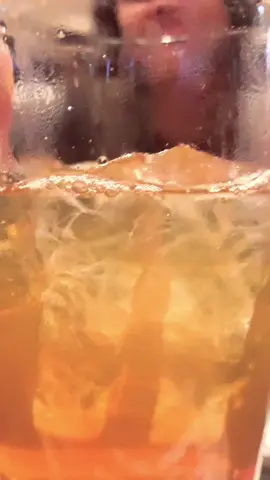 Você não vai acreditar no que o Outback colocou dentro da cebola agora… eu achei que era só a clássica de sempre, mas quando chegou na mesa e eu abri, veio uma combinação que eu nunca imaginei. É sério, só vendo até o final pra entender o que fizeram aqui. #outback 