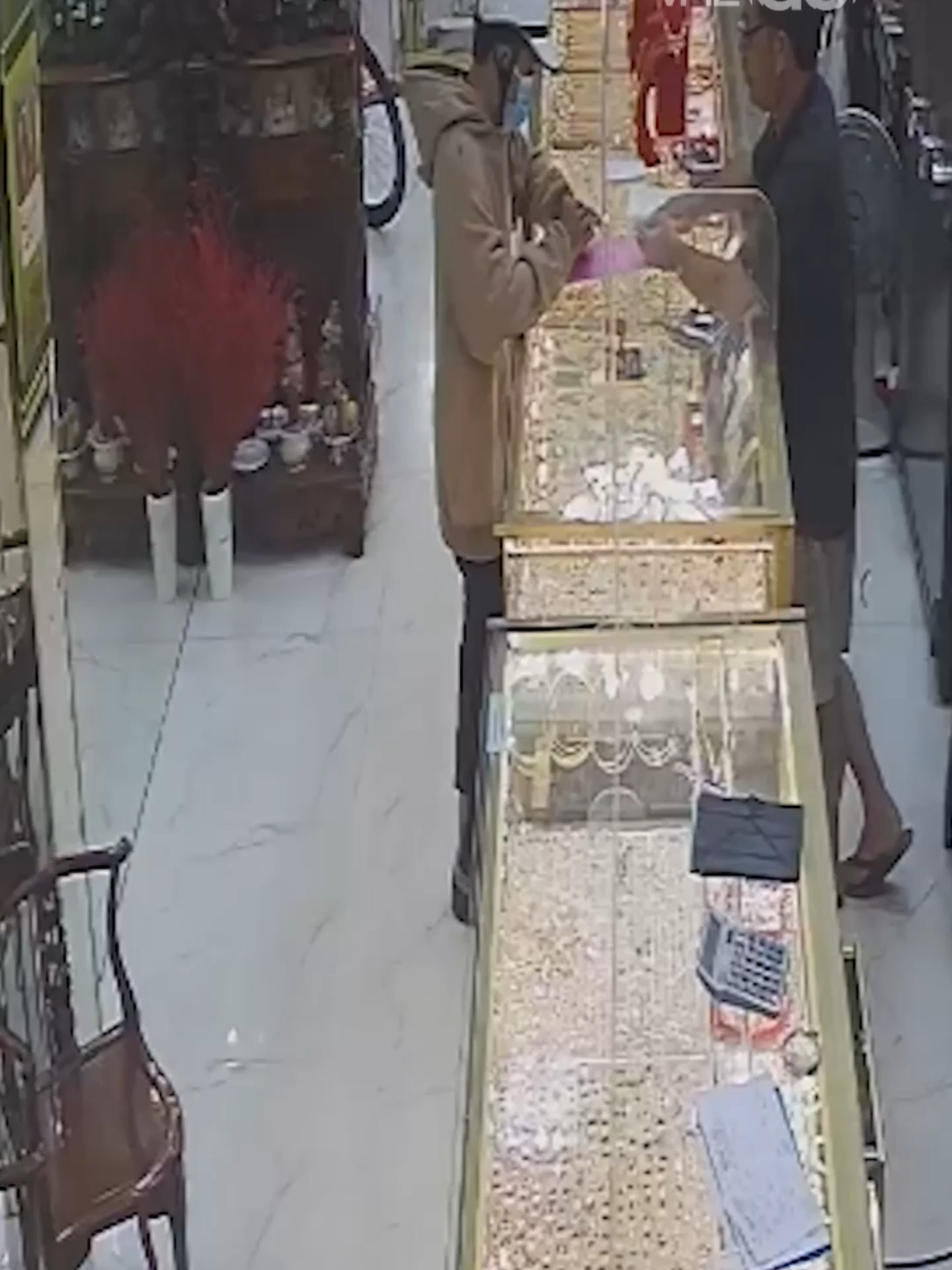 Camera ghi cảnh nam thanh niên vào tiệm vàng ở xã Châu Thành vờ hỏi mua, sau đó giật sợi dây chuyền 8 chỉ rồi bỏ trốn. #vnexpress #vne #vnego