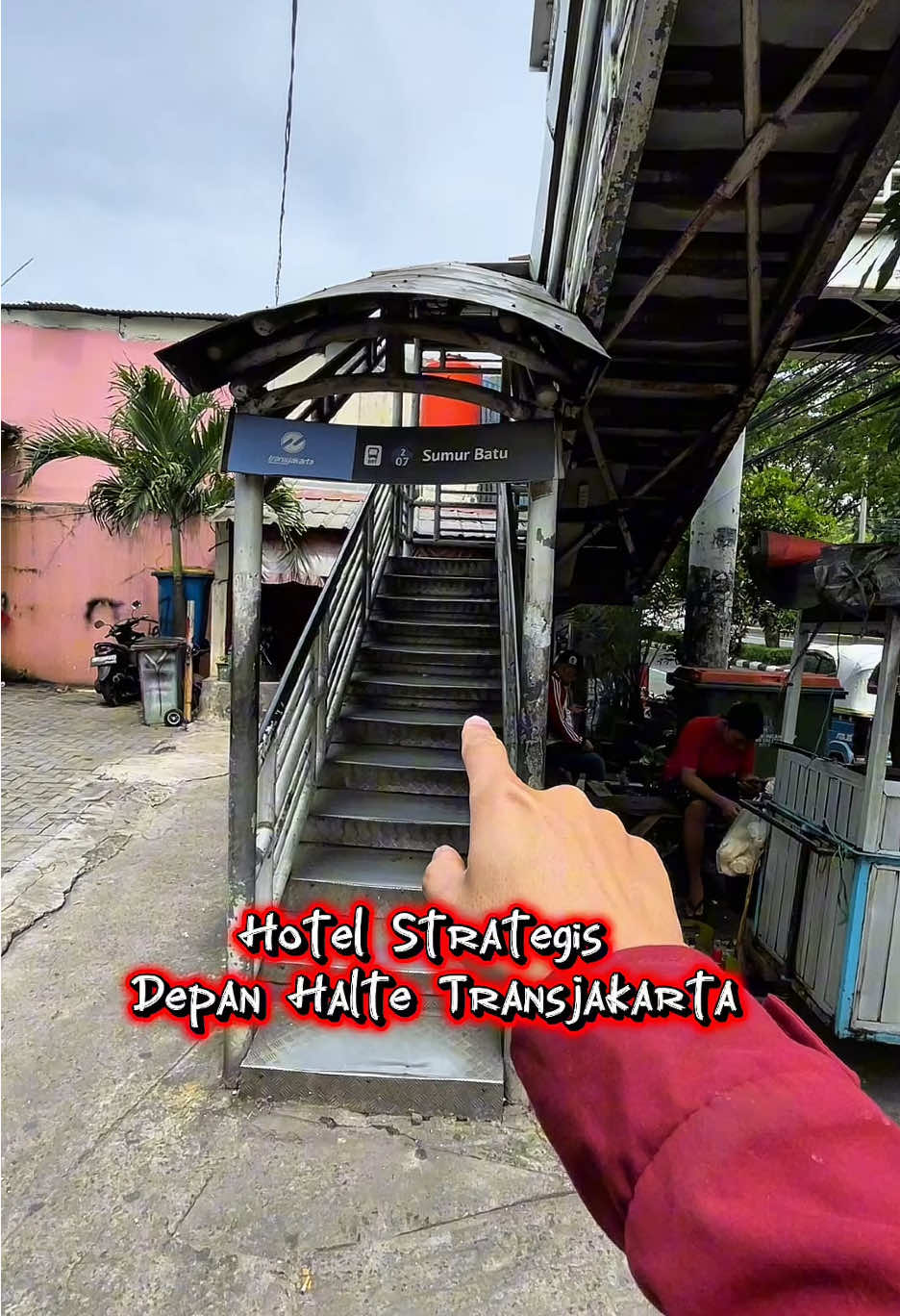 Hotel yang tetanggaan sama Halte transjakarta! Keliling Jakarta jadi makin acik! #hotel #jakarta #RedTRavelers #BukaSemuaPintu #RedDoorz