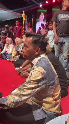 MasyaAllah Bupati Sidrap, Support Sistem Syaqirah, duduk melantai bersama warganya 