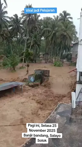 Pagi ini Selasa 25 November 2025 banjir bandang melanda Nagari Salayo, Kecamatan Kubung, Kabupaten Solok.  Diakibatkan curah hujan dari tadi malam sehingga air meluap. Info Plt.BPBD Solok Marizal, bahwa diduga air berasal dari gunung Talang. #infosumbar #beritasolok #banjirbandang #viralpelajaran 