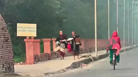 Những bước chân đầu tiên sáng 25/11 khất thực gieo duyên rất tốt đẹp thầy Minh Tuệ 