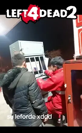 lo pillaron a las 3:00 am jugando left4dead2 en su trabajo XD