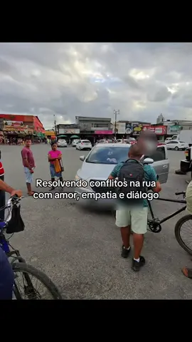 Se cada um levar um pouco de paz pro mundo, já ajuda demais. Às vezes, uma boa conversa muda tudo.