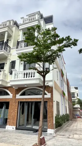 🏡 BÁN NHÀ HAI MẶT TIỀN SIÊU ĐẸP – GIÁ CHỈ 5,8 TỶ 📍 Vị trí: Phường Dĩ An, TP.HCM 📞 Liên hệ: 0983 297 057 – Nhà Đất Tiến Hải ✨ Thông tin chi tiết:  • Diện tích: 4m x 15m – vuông vức, phong thuỷ đẹp  • Nhà hai mặt tiền cực thoáng, ánh sáng tự nhiên tràn ngập  • Khu dân cư an ninh, đường sạch sẽ, xe hơi ra vào thuận tiện  • Pháp lý chuẩn – mua bán nhanh gọn 💰 Giá bán: 5,8 tỷ – còn thương lượng cho khách thiện chí 🔥 Cơ hội sở hữu căn nhà hai mặt tiền hiếm có ngay trung tâm Dĩ An!