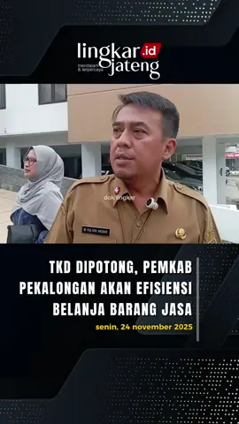 TKD Dipotong Rp30 Miliar, Pemkab Pekalongan Akan Efisiensi Belanja Barang Jasa Sekretaris Daerah (Sekda) Kabupaten Pekalongan, Yulian Akbar, mengungkapkan bahwa pembahasan finalisasi Anggaran Pendapatan dan Belanja Daerah (APBD) Tahun 2026 masih berlangsung dan diharapkan selesai minggu ini. “Jadi hari ini kita masih dalam tahap pembahasan finalisasi APBD 2026 dengan DPRD, khususnya dengan Banggar. Ini masih tahap finalisasi, insyaallah minggu ini selesai,” ujar Yulian usai mengikuti rapat Badan Anggaran (Banggar) DPRD Kabupaten Pekalongan pada Senin, 24 November 2025. Menurutnya, APBD 2026 disusun dengan prinsip rasionalitas, sejalan dengan kondisi di hampir semua daerah yang merasionalkan belanja akibat pengurangan Transfers Keuangan Daerah (TKD). Pihaknya juga menyadari potensi beberapa target Pendapatan Asli Daerah (PAD) tidak tercapai, selain penurunan TKD sendiri sekitar Rp30 miliar. “Kita kan ada dua sisi, ada sisi pendapatan, ada sisi belanja. Dari sisi pendapatan, kami akan lebih rasional lagi, artinya, tanpa terlalu memberatkan masyarakat, baik dari sisi pajak, retribusi, maupun PAD yang lain,” jelasnya. Meskipun TKD menurun, Yulian mengatakan Pemerintah Kabupaten (Pemkab) Pekalongan tetap berkomitmen memfokuskan pada kenaikan belanja publik dan belanja modal agar manfaatnya dirasakan langsung oleh banyak orang. Untuk mendukung hal itu, pihaknya akan melakukan efisiensi di belanja barang jasa atau “birokrasi cost” serta sejenisnya. Prioritas utama yang akan ditindaklanjuti antara lain menyelesaikan Rumah Sakit Kraton dan memulai pembangunan kembali gedung DPRD Kabupaten Pekalongan. Yulian mengatakan semua rencana tersebut selaras dengan prioritas Bupati Pekalongan yang akan fokus pada tiga sektor utama yaitu pendidikan, kesehatan, dan infrastruktur. #Lingkarjateng #Lingkarjatengid #Lingkarnews #pekalongan #Infopekalongan #apbd2026 #apbd #belanja #efisiensi #pemotongan #Tkd #tiktoknews #fypage #fyppppppppppppppppppppppp #fypシ #fyp #fypシ゚ #fypシ゚viral🖤tiktok #fypdong #abcxyz 
