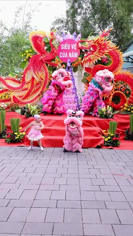 Nhà em tổ chức tiệc on lai, mời các cô chú anh chị vừa xem vừa khen Quỳnh Quỳnh nhà em, vừa học thuộc lòng theo em nha: Kính vợ đắc thọ Sợ vợ sống lâu Đội vợ lên đầu Như Đất lành chim đậu Chúng thần xin khấu kiến siêuuuu vợ!!!!!!!! #hoptaccungunilever