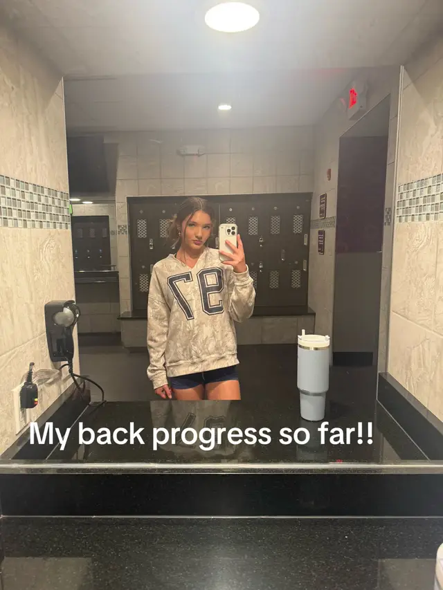 The first pic I wasn’t consistent in the gym I would go like once or twice a week and wasn’t eating enough protein. The second pic I am being consistent/disaplined and eating enough protein and carbs! Definitely starting to see a little progress! @DFYNE #forthegirls #backmuscles #gymgirls #foryoupage #dfyne 