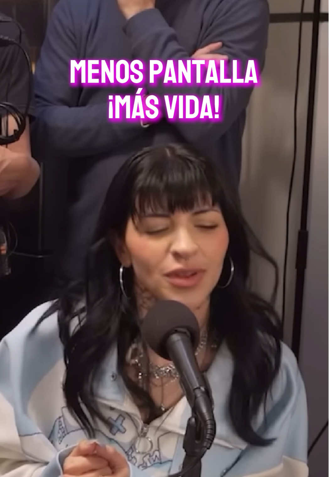 A veces necesitas apagar el ruido para encenderte a ti. El mundo real también merece tu mirada, tu risa y tu presencia. Desconectar también es amor propio. 🌼 #empoderamientofemenino #pazinterior #mujerfuerte #motivacionfemenina #saludmental  