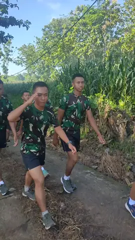 pembinaan fisik untuk kesehatan prajurit, semangat Panjalu 🫡#ytp886 #abdinegara #brigif33 #tulungagung #tniindonesia🇮🇩 