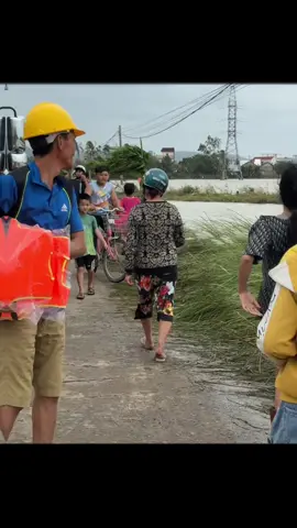 Nước lên áo quần không có mặc nên lấy hàng  quần áo cứu trợ thiện nguyện 