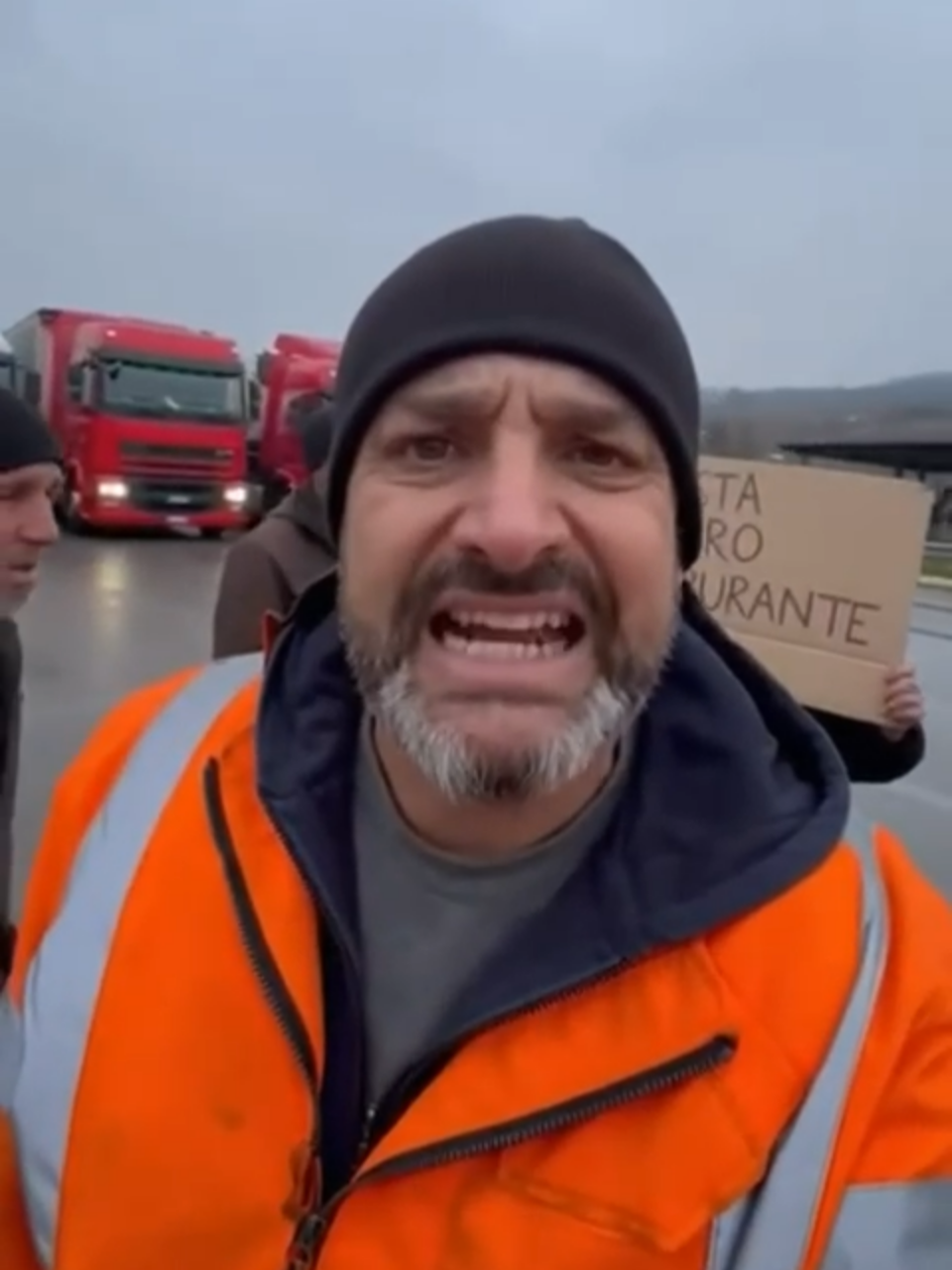 🚛💥 Camionisti esasperati bloccano tutto  il diesel oggi costa 1,71€, più della benzina a 1,68€. Scena  direttamente dalla strada. #camionisti #diesel #carburante #bloccoStradale #prezzocarburante  video creato con ai  #camionisti #camionista #trasportatori #autotrasportatori #diesel #carburante #prezzocarburante #carburanti #bloccostradale #protestacamionisti #strada #cronacaitaliana #notiziedallastrada #realvideo #viralitalia #fyp #perte #trenditalia