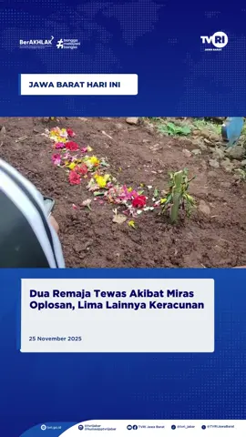 Tasikmalaya — Dua remaja di Kabupaten Tasikmalaya tewas usai menenggak minuman keras oplosan berbahan alkohol medis. Lima remaja lainnya mengalami keracunan dengan gejala mual, muntah, hingga tidak sadarkan diri, sehingga harus mendapatkan perawatan medis. Peristiwa ini terjadi ketika sekelompok remaja menggelar pesta miras oplosan di sebuah pos ronda di Kampung Babakan Awun, Desa Sukaratu, Kecamatan Sukaresik. Dua korban berusia 18 tahun tidak berhasil diselamatkan, sementara lima lainnya sempat dirawat, dengan tiga di antaranya sudah diperbolehkan pulang. Polisi telah mengamankan sejumlah orang yang diduga sebagai pemasok alkohol 70 persen yang dibeli melalui aplikasi pesan instan, serta menyita botol dan sisa minuman sebagai barang bukti. Hingga kini, polisi masih menyelidiki sumber pasokan miras oplosan dan mendalami kemungkinan adanya korban tambahan. Dua korban tewas telah dimakamkan di pemakaman umum setempat. [Sumber: Yudi Irawan] #TVRI #TVRIJabar #JawaBarat #BeritaTerkini #Tasikmalaya