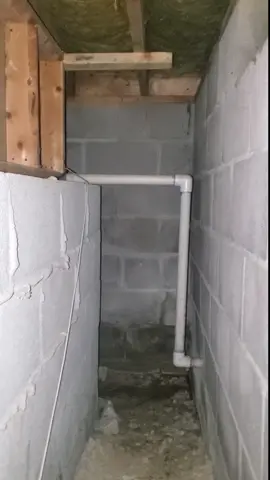 heard voices in my crawlspace and now I'm down here terrified #haunted #hauntedhouse #creepy #creepytok #crawlspace 