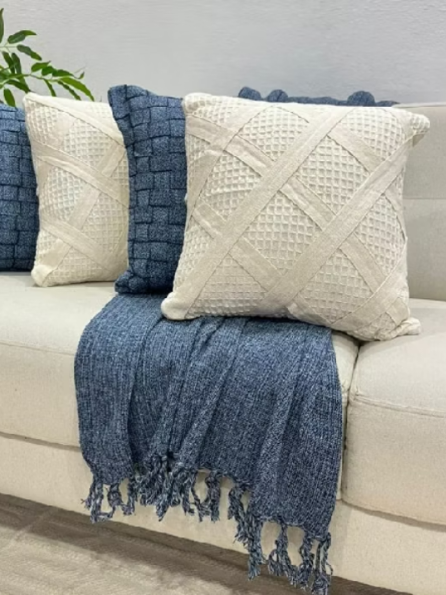 ID: ABL-TQU-KAE Kit Capa + Manta: toque rústico, elegante e aconchegante para renovar sofá ou cama com estilo. #DecoraçãoRústica #CapaDeAlmofada #MantaDecorativa