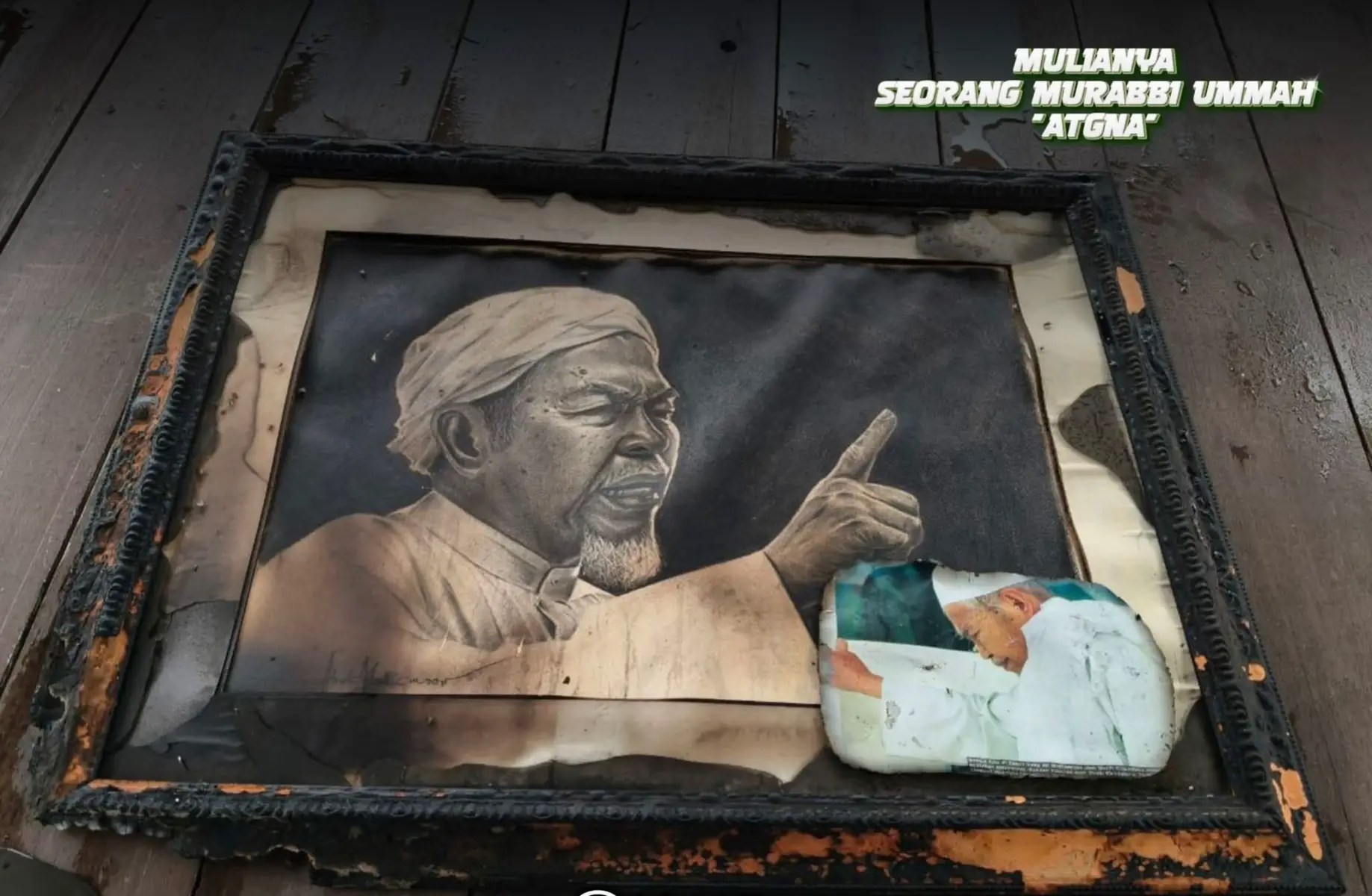 Gambar Murabbi Ummah Dijaga Oleh Allah Saat Bangunan Pengurusan Pejabat dan Pondok Pengawal PUTIK Terbakar Dijilat Api Pagi Tadi Hebatnya kuasa-Mu, Ya Allah. Dalam musibah yang memusnahkan hampir 80% bangunan, hanya sehelai gambar Arwah Tuan Guru Nik Abdul Aziz tetap utuh, tidak terusik walau sedikit pun oleh jilatan api. Subhanallah… seakan ada tanda kasih sayang dan kerehatan yang Engkau anugerahkan kepada para kekasih-Mu. Api memakan dinding dan atap, namun Engkau menjaga apa yang Engkau kehendaki. Moga peristiwa ini menjadi peringatan untuk hati yang lalai, dan menjadi sak­sia tentang kebesaran-Mu yang mengatasi segala kuasa di langit dan bumi. Semoga Allah merahmati roh Almarhum Tuan Guru, dan menjadikan kita hamba yang sentiasa tunduk pada keagungan-Nya. #Dppkm25_27 #murabbiummah #arwahtokgurunikabdulaziz #atgna 