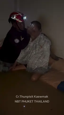 เจ้าหน้าที่กอดและเช็คน้ำตาให้คุณลุงเดินไม่ได้ นั่งอยู่บนเตียงที่น้ำกำลังจะท่วม #หดหู่ #น้ำท่วม #สงขลา #หาดสําราราญ #ปลอดภัย 