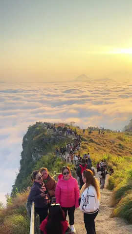 Manungkot  #manungkot_damauli #abovetheclouds #baadal_maathi_kogau #travel #cloud 