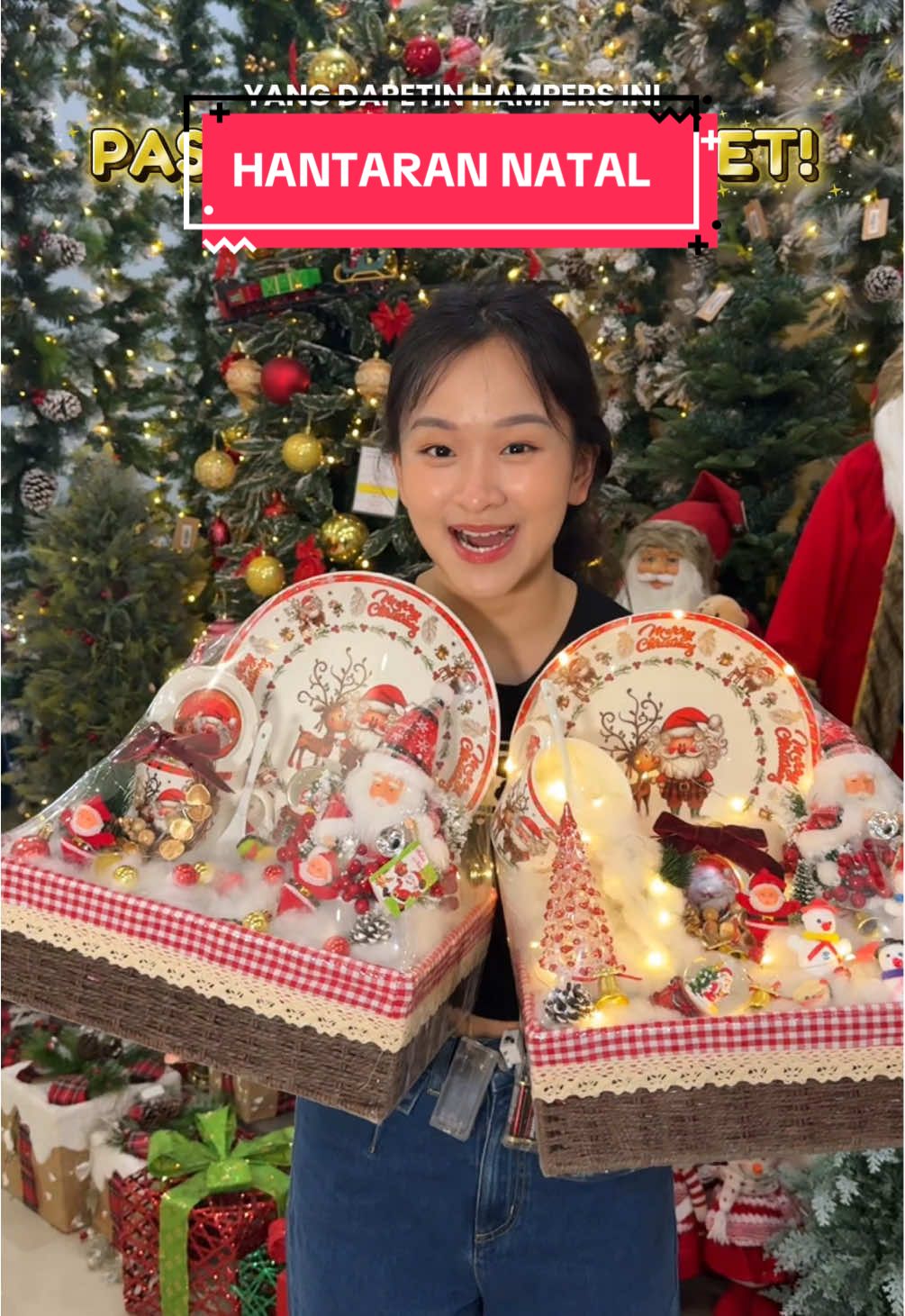 Natal itu waktunya berbagi hal-hal manis, dan hampers dari Yeraya siap nemenin momen itu 🎅💛 Isinya piring & gelas cantik yang bisa dipakai untuk Christmas dinner atau kumpul keluarga. Yang bikin makin spesial, setiap hampers didekor dengan super niat—ada boneka Santa kecil, pohon Natal mini yang gemes, plus ornamen-ornamen kecil yang bikin tampilannya festive banget. Bener-bener hadiah yang bikin yang nerima langsung merasa diperhatiin ♥️🎁 #yerayatokorohani #tokorohanikatolik #tokorohaniyeraya #dekorasinatal #jualpohonnatal 
