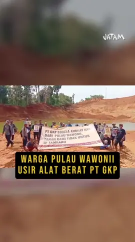 Kamis, 20 November 2025, warga Wawonii menduduki kembali area lokasi PT Gema Kreasi Perdana (GKP) - Harita Group, setelah Mahkamah Agung dan Menteri Kehutanan mencabut Izin Pinjam Pakai Kawasan Hutan (IPPKH) PT GKP di Pulau Kecil Wawonii, Konawe Kepulauan, Sulawesi Tenggara. Izin IPPKH dicabut sejak Mei 2025, dan PT GKP diberi waktu 6 bulan untuk melakukan reklamasi di area bekas IPPKH. Namun pada 20 November 2025 PT GKP masih melakukan operasi tambang yang merusak hutan dan mencemari air serta meninggalkan lubang-lubang bekas galian tambang. Ini adalah bukti nyata bahwa PT GKP melawan putusan Mahkamah Agung dan Kementerian Kehutanan yang sudah berkekuatan hukum tetap. PT GKP juga tidak menjalankan amanat Undang-undang tentang Pengelolaan Wilayah Pesisir dan Pulau-Pulau Kecil yang dengan tegas melarang industri tambang beroperasi di pulau-pulau kecil. Atas kejadian tersebut aparat penegak hukum seolah tidak bekerja, melakukan pembiaran dan menjadi pelindung bagi korporasi tambang. _ Baca selengkapanya di jatam.org * PT GKP adalah salah satu anak usaha dari raksasa industri penghancur ruang hidup HARITA GROUP, kamu bisa ikut berperan menghentikan kehancuran ini dengan ikut menandatangani petisi yang dapat di akses melalui hentikanharita.jatam.org #TolakTambang #SaveWawonii #savesmallislands #hentikanharita
