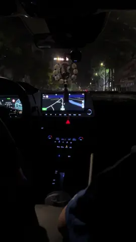 Tự bẻ gãy đôi cánh của mình để nép vào ngực của một người đàn ông,  Nhưng bão giông không đến từ bên ngoài mà đến từ nơi ngực trái. 