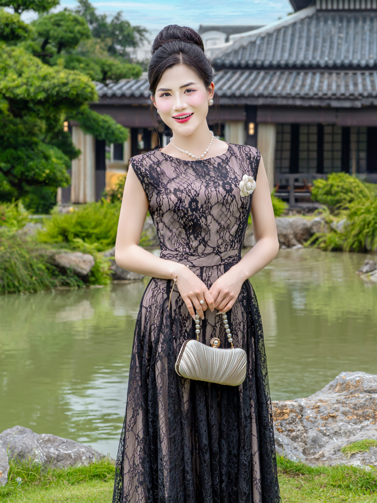 MDU5026 - váy ren cao cấp màu đen huyền bí với cổ thuyền thanh lịch, hoa cài rời tinh tế và dáng xòe nhẹ duyên dáng, mang đến vẻ kiêu sa và cuốn hút cho mọi dịp.#vaythietkecaocap #TikTokShop99 #SaleVuiSinhNhat #TikTokShop66 #xuhuong #mdufashion #vayxinh #MDU #mdu