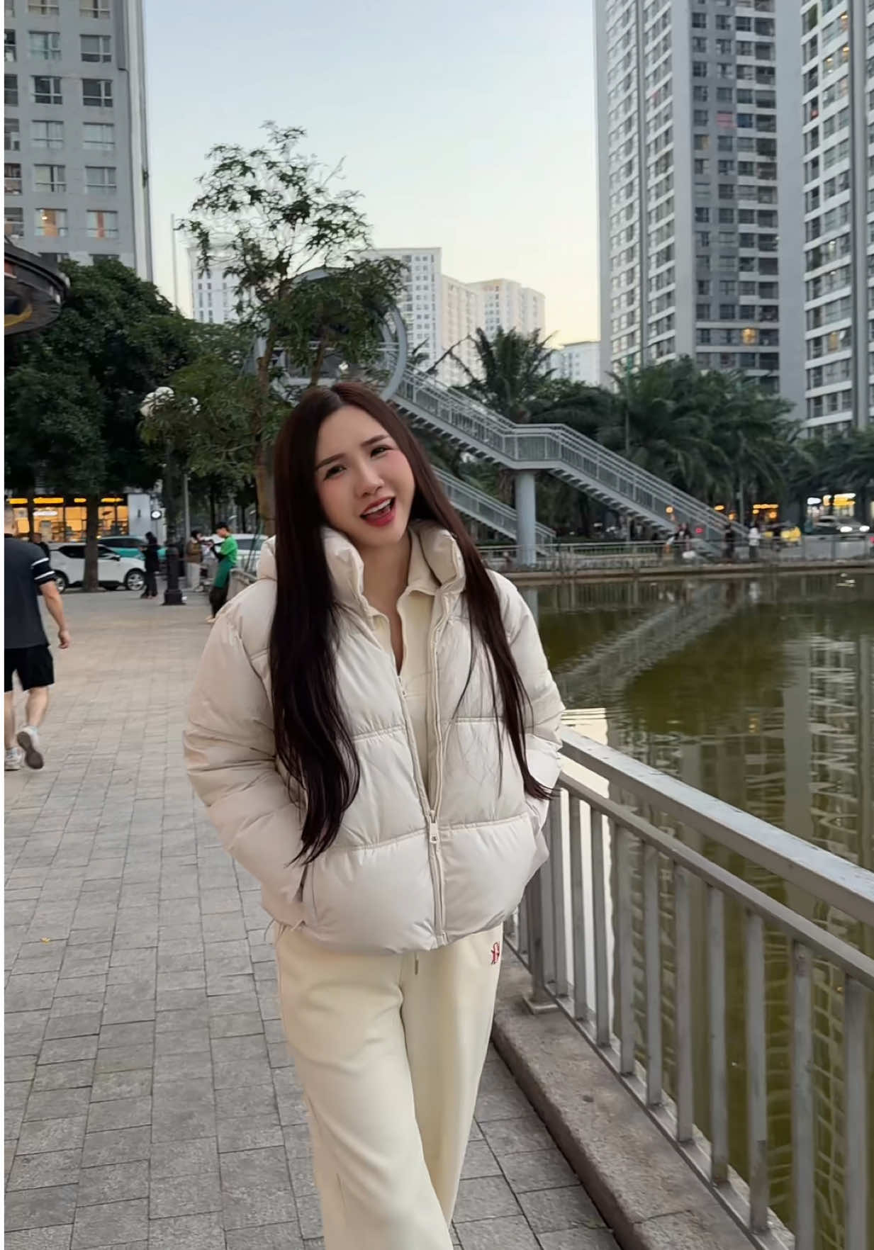 Đi làm em Phượng cứ mặc áo phao và đồ bộ Guno đơn giản basic mà vẫn đẹp vẫn trẻ các chị ạ 😍 #phuongnguyenguno 